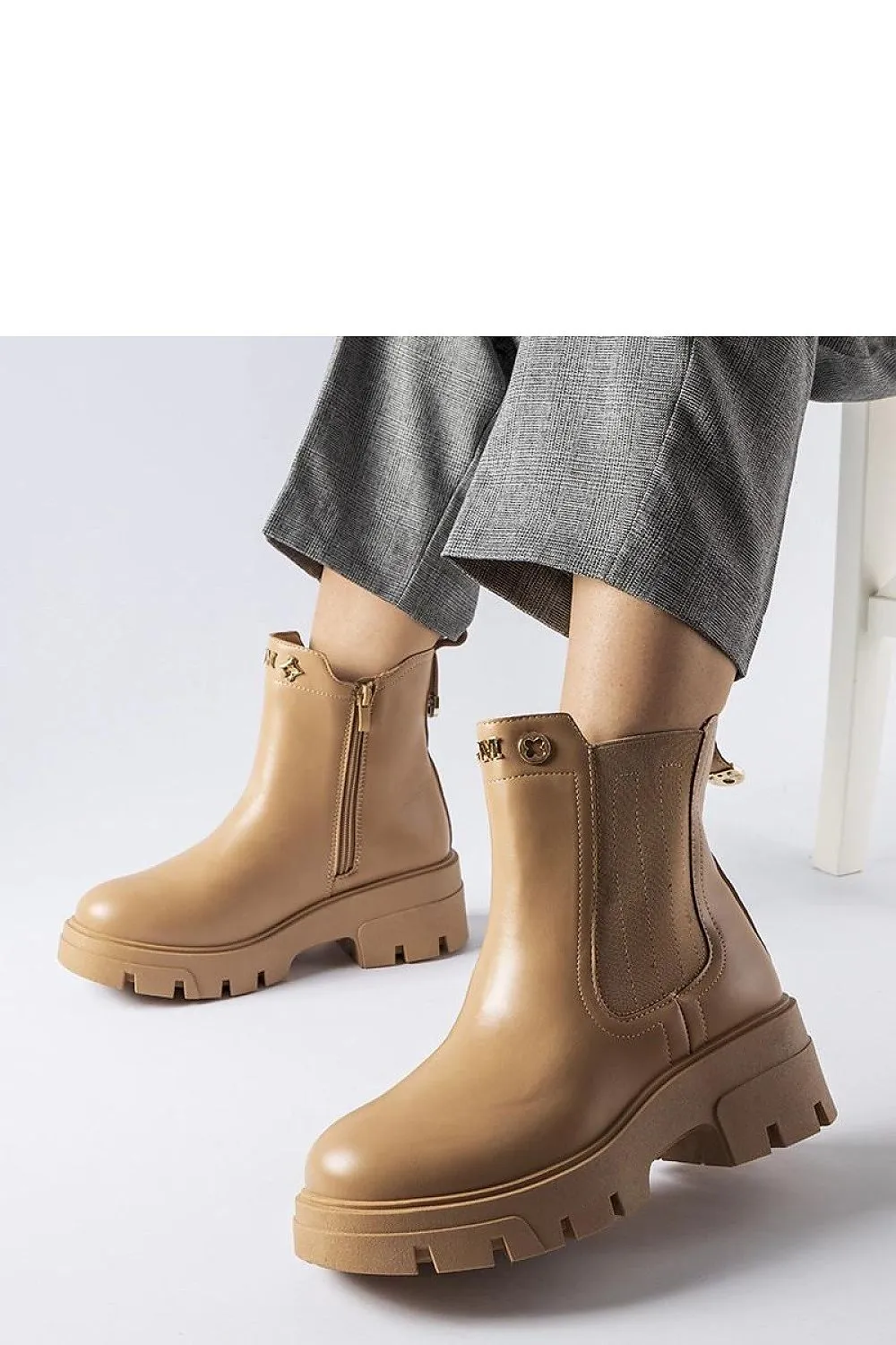 Beige insulated decorative boots