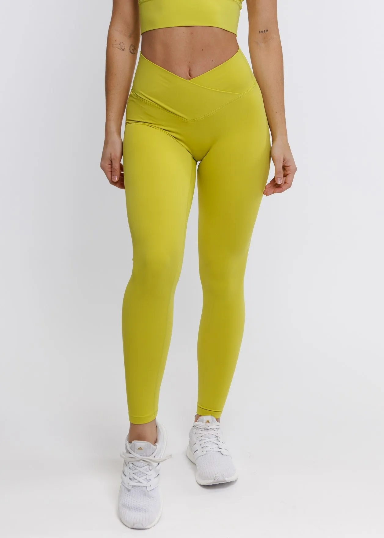 Elevate Cross Leggings - Charteuse