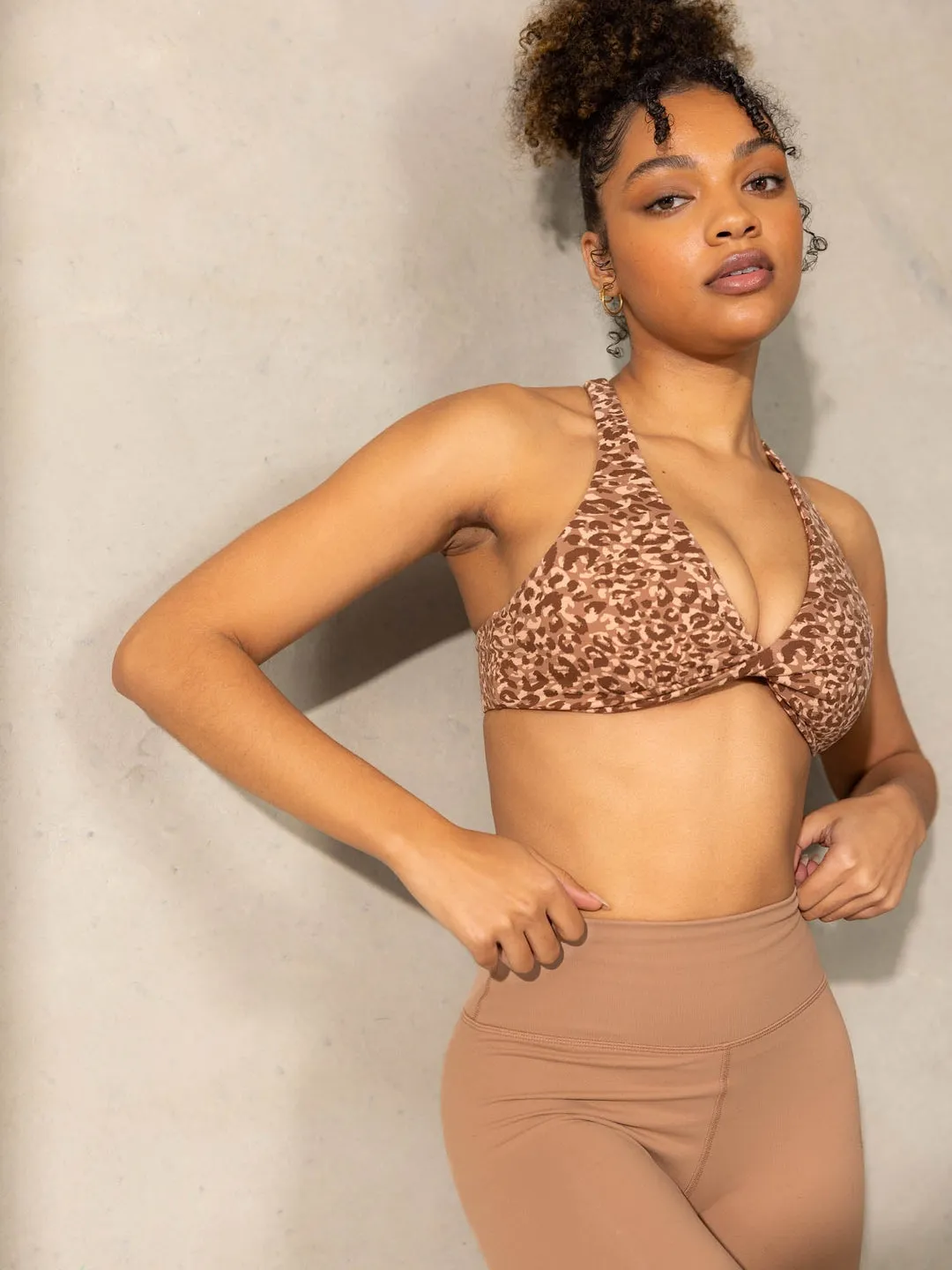 Momentum Twist Sports Bra | Mocha Leopard