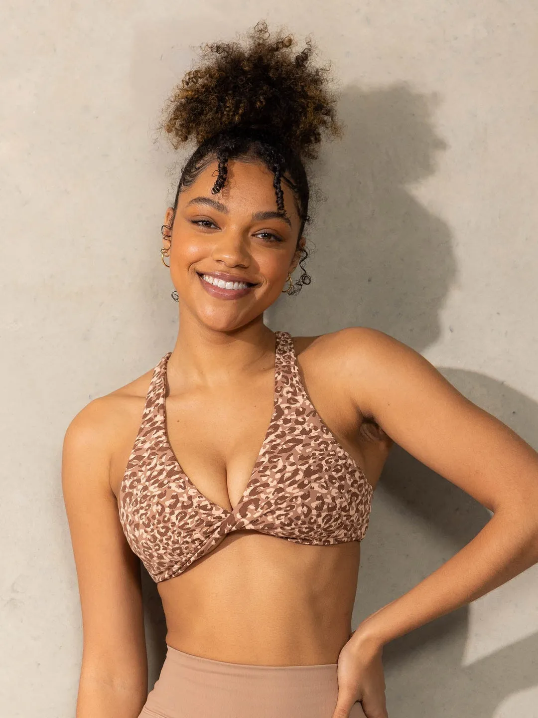 Momentum Twist Sports Bra | Mocha Leopard