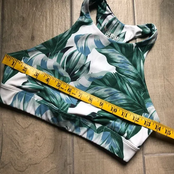 Mumu moves Arc rare pretty in palms leaf pattern keyhole sports bra. Size S