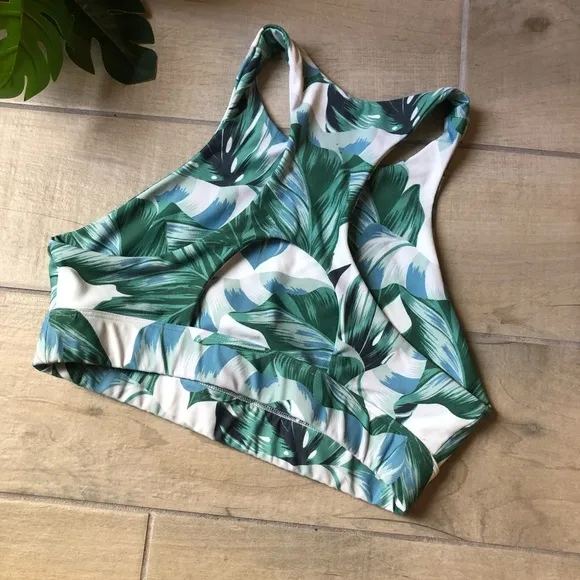 Mumu moves Arc rare pretty in palms leaf pattern keyhole sports bra. Size S