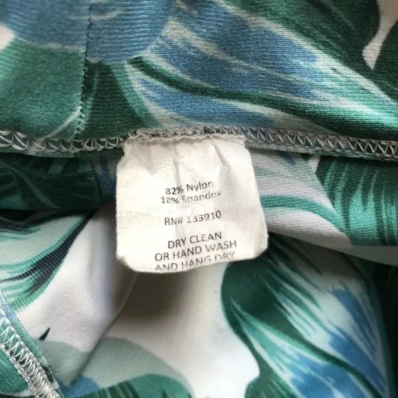 Mumu moves Arc rare pretty in palms leaf pattern keyhole sports bra. Size S