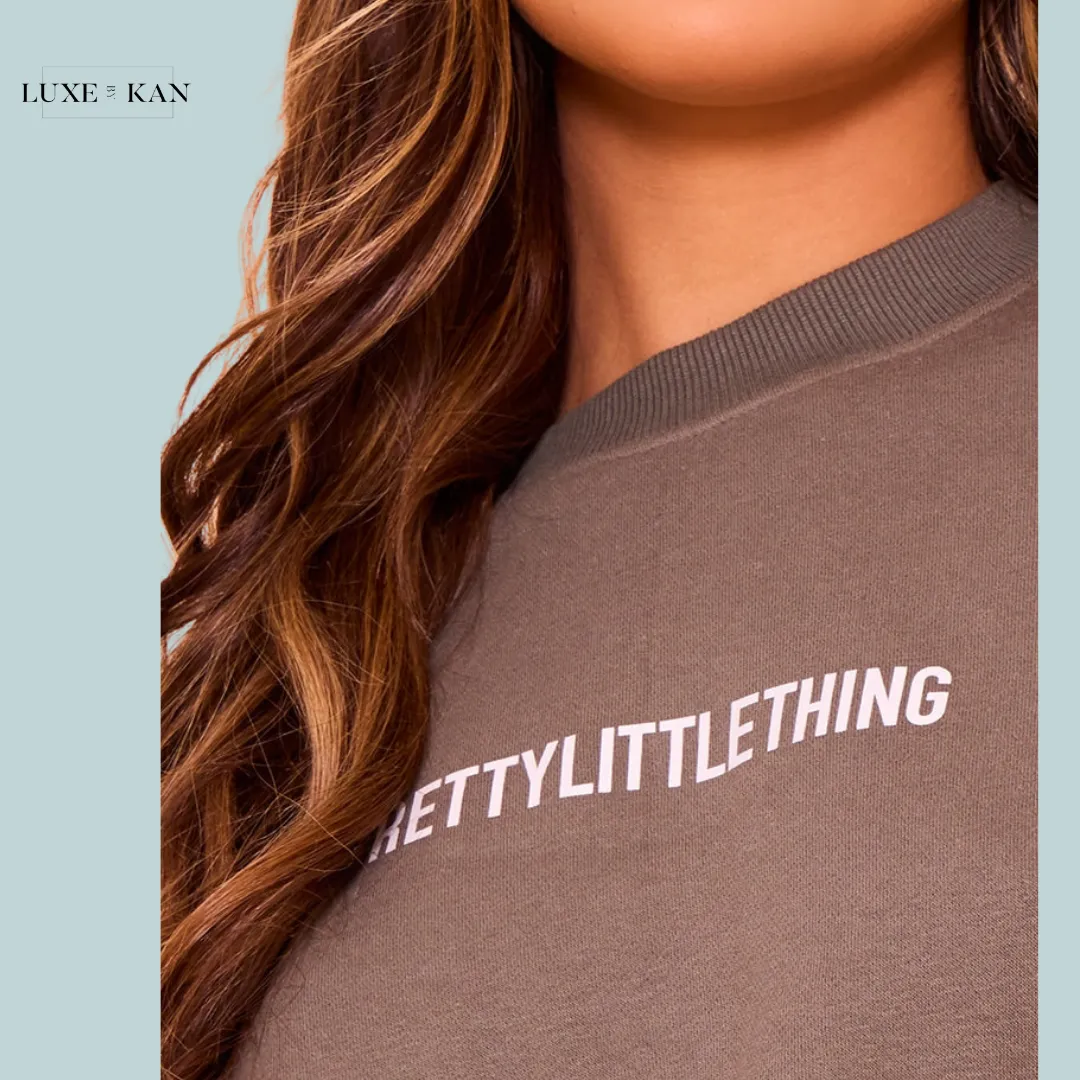 PRETTYLITTLETHING KHAKI LOGO OVERSIZED CINCHED CROPPED SWEATSHIRT