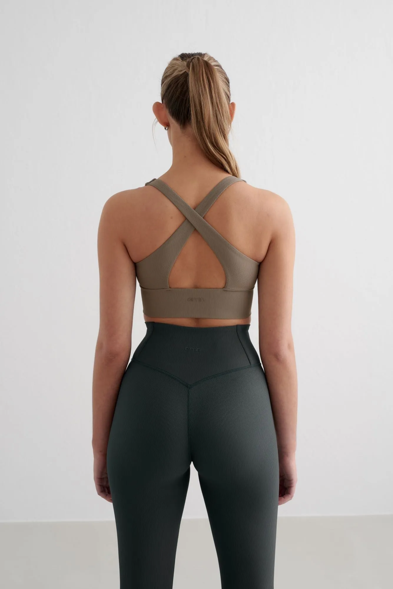 Ribbed Performance Zipped Bra | Nougat