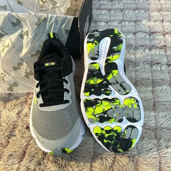 Under Armour Boys' Grade School Assert 10 Wide sneakers