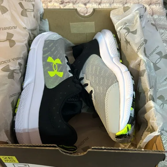 Under Armour Boys' Grade School Assert 10 Wide sneakers