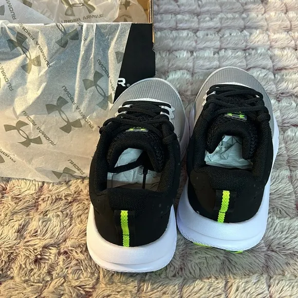 Under Armour Boys' Grade School Assert 10 Wide sneakers