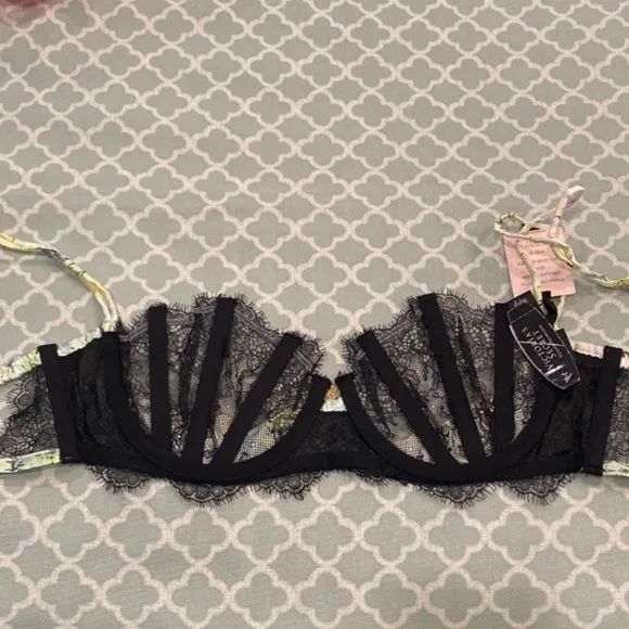Victoria’s Secret Designer Floral Unlined Lace Silk 32D NWT