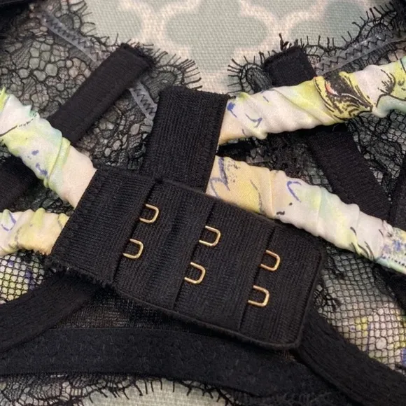 Victoria’s Secret Designer Floral Unlined Lace Silk 32D NWT